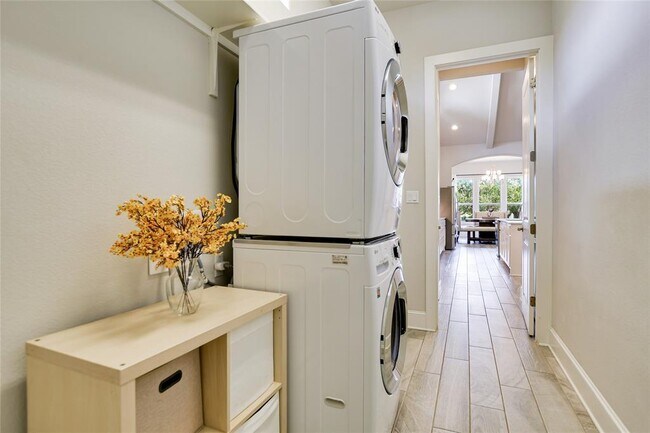 Building Photo - 949 Indian Hawthorne Dr