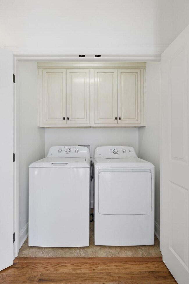 Building Photo - 374 Cherry St