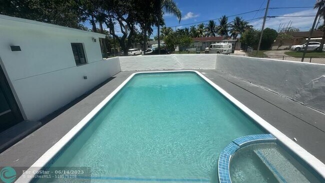 Building Photo - 4101 SW 48th Ct