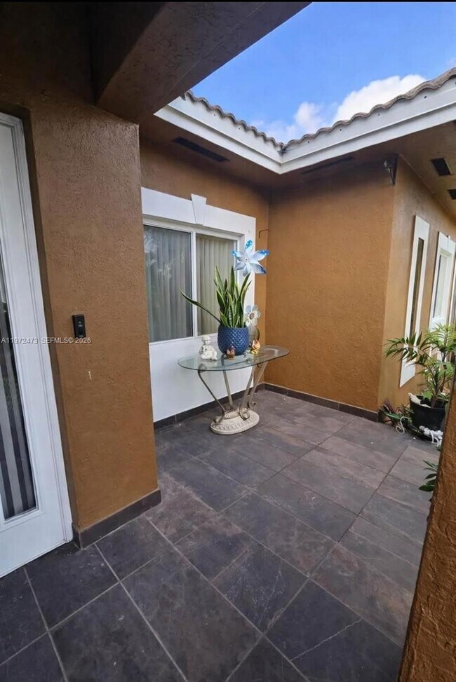 Building Photo - 718 SE 12th Ter