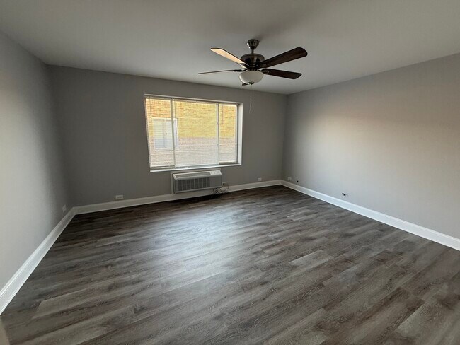 Building Photo - 744 W Gordon Terrace