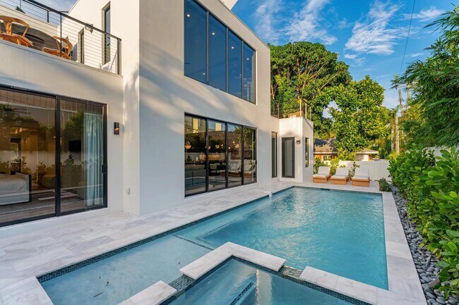 Building Photo - 214 28th St