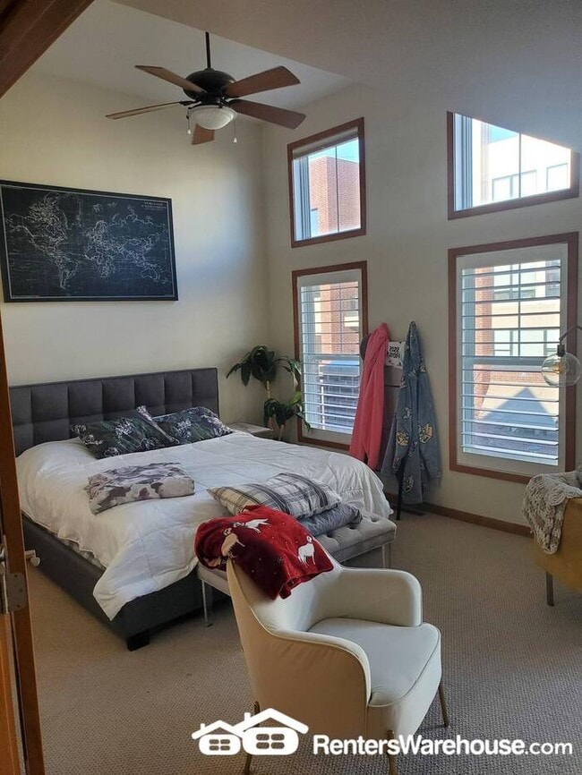 Building Photo - 2 Bedroom, 4 Bath Townhouse in a Great Riv...