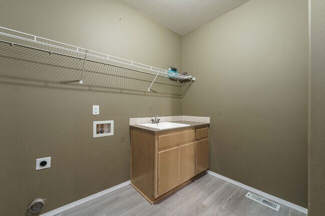 Building Photo - $500 Move In Special  4 Bedroom 2.5 Bath N...