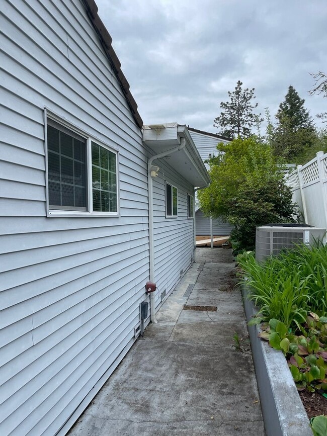 Building Photo - Large 3 bed 2 bath house