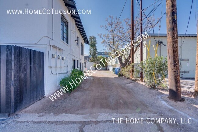 Building Photo - 940 E Florita St