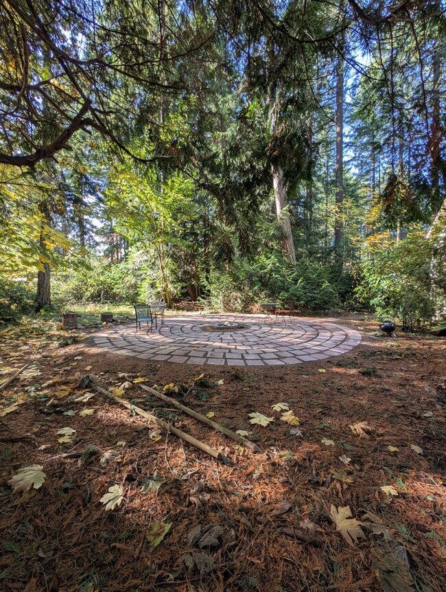 Building Photo - Large 3 Bedroom Corner Unit in The Heart of Gig Harbor! Available Now! $500 Off 1st MONTHS RENT!