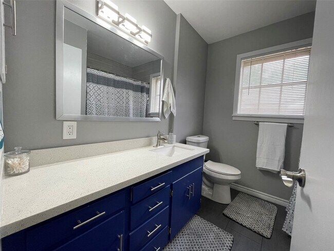 Building Photo - 402 Giddings Ln