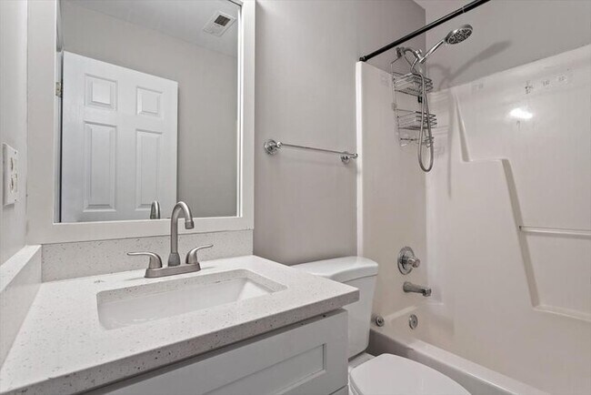 Building Photo - Spacious 4 Bedroom Raleigh Home - Fenced i...