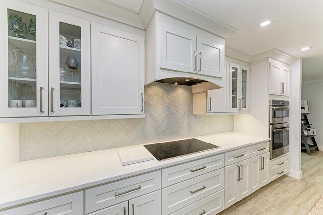Building Photo - Furnished/Unfurnished ** Annual Rental ** Available 5/1/26 ** 4 Bed/2 Bath Single Family Home ** ...