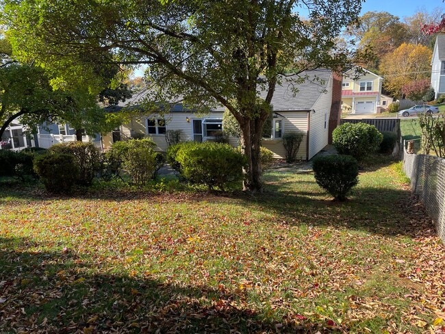 Building Photo - Cheerful 3 Bedroom 2 Bathroom With Office And Spacious Fenced Yard In Beautiful Pimmit Hills