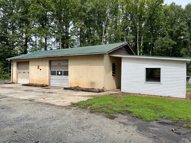 Building Photo - NEWLY RENOVATED 2 BED, 2 BATH HOME WITH GA...
