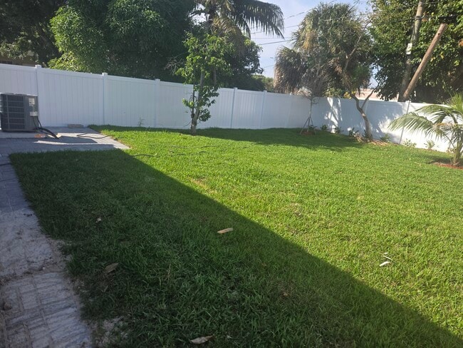 Building Photo - 716 Truman St