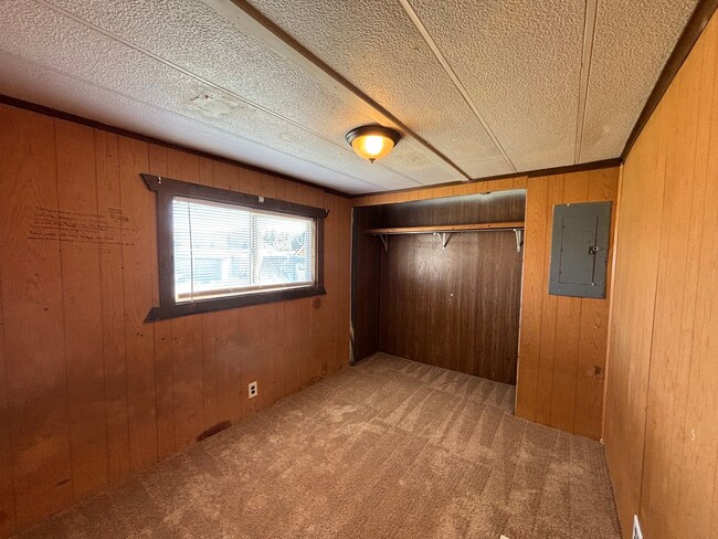 Building Photo - Two Bedroom Mobile Unit Near Shopping-Pet ...