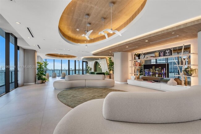 Building Photo - 700 NE 24th St