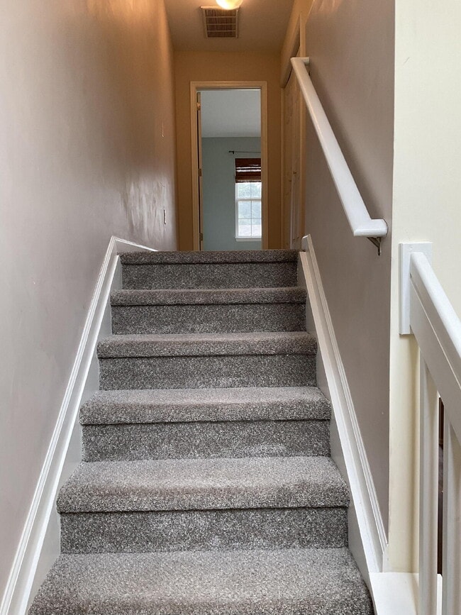 Building Photo - Adorable 2 Bedroom Townhome in Azalea Square