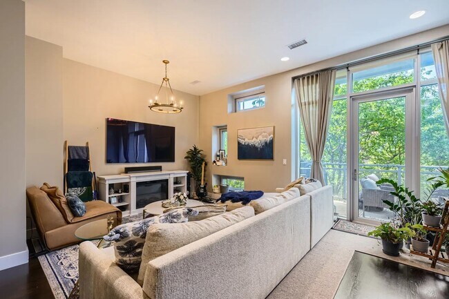 Building Photo - Beautiful 3 bedroom 3 Bathroom home