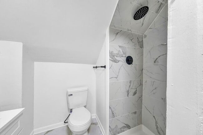 Building Photo - Stunning 5 Bed, 2 Bath Euclid Ohio!