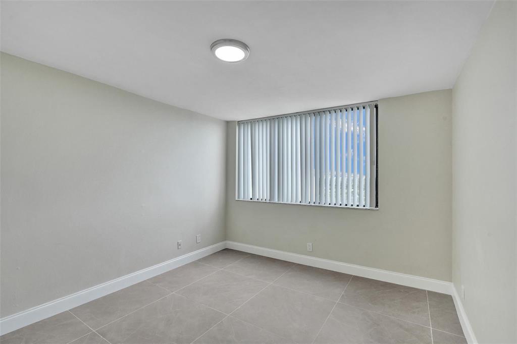Building Photo - 4222 Inverrary Blvd