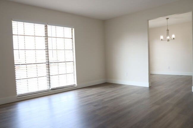 Building Photo - 608 Rosemarie Ave