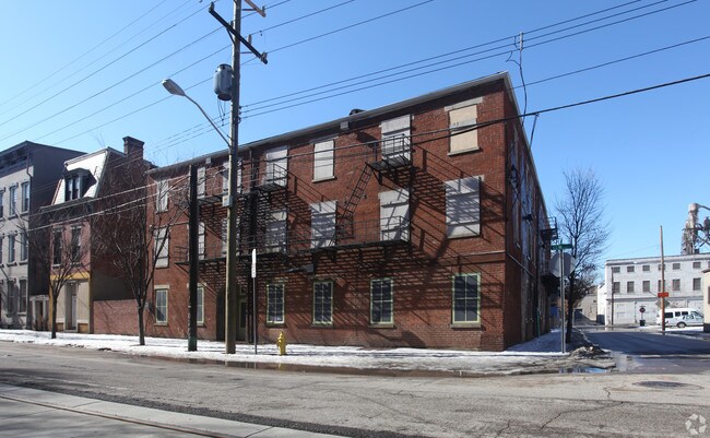 Building Photo - 205 Henry St