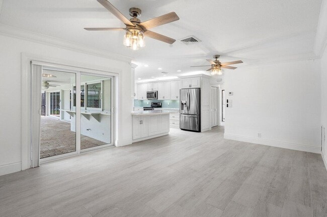 Building Photo - 150 SW 11th Ct