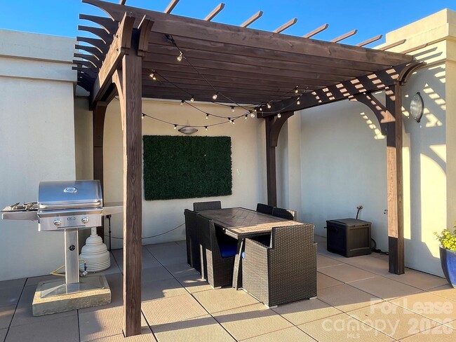 Building Photo - 718 W Trade St