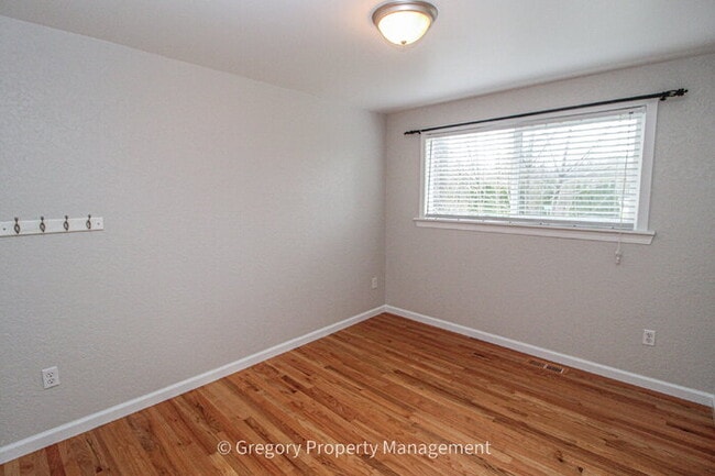 Building Photo - Charming, Well Maintained 4 Bedroom, 2.5 Bathroom Bothell Area Home in Northshore S.D. Spacious F...