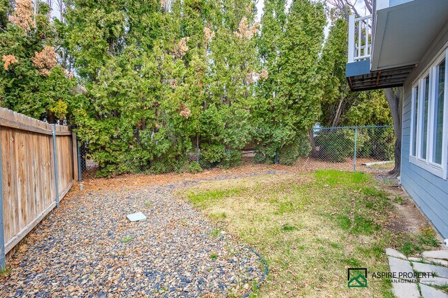 Building Photo - New Renovated 2 Bed 2 bath Townhome