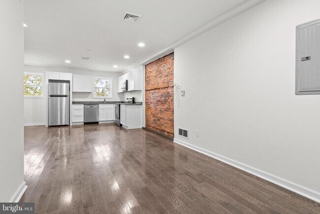 Building Photo - 819 11th Ave