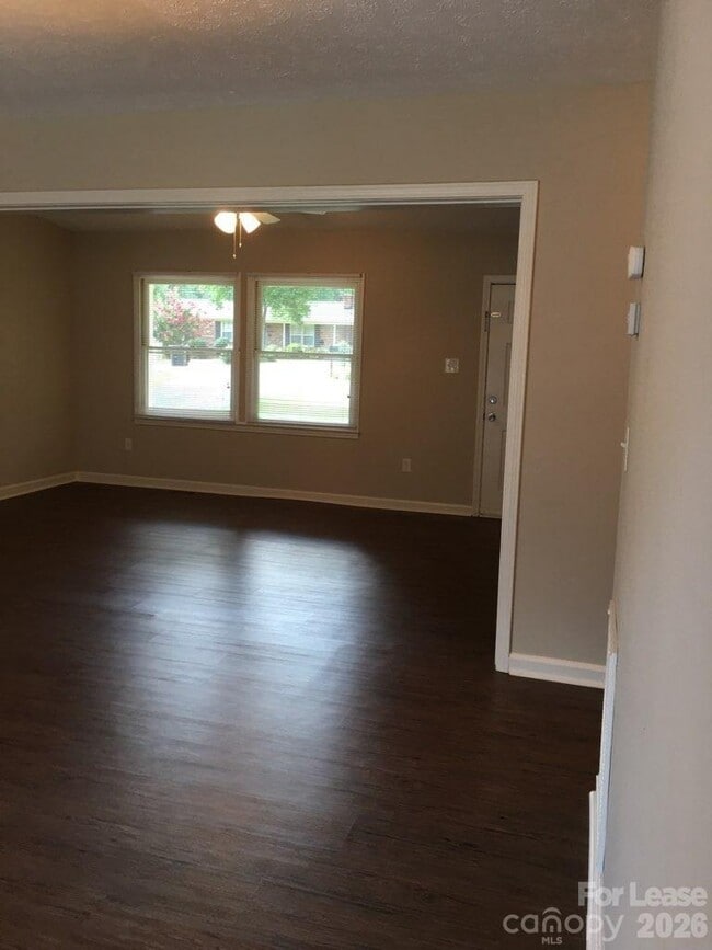 Building Photo - 311 Hillcrest Dr