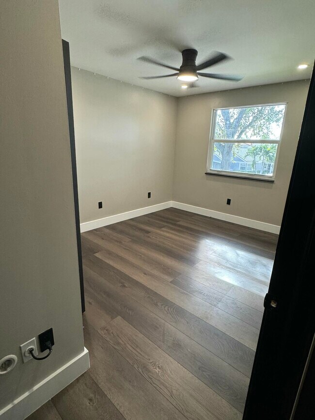 Building Photo - 10366 Buena Ventura Dr