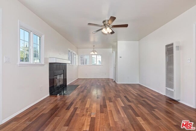 Building Photo - 406 Entrada Dr