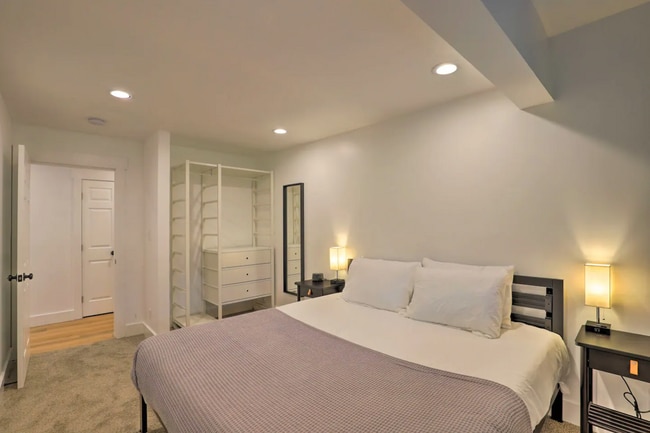 Building Photo - Black Mountain Furnished Lower Level Apart...