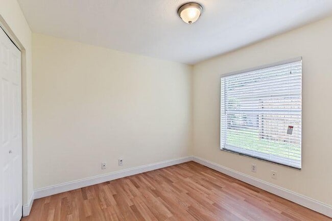 Building Photo - 915 Sunflower Ave