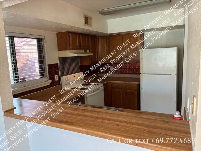 Building Photo - 2402 Sunflower Dr