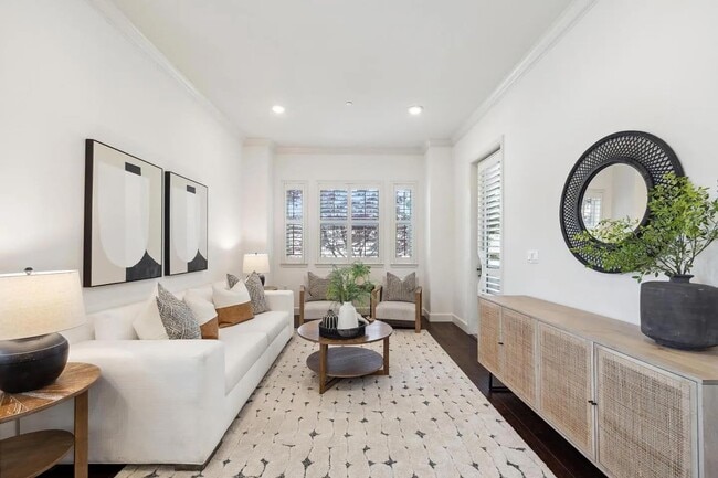 Building Photo - Huge and Lovely home