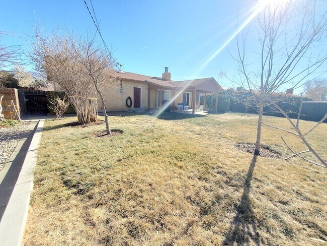 Building Photo - Updated 3 bed 2 bath near UPTOWN! Don't Mi...