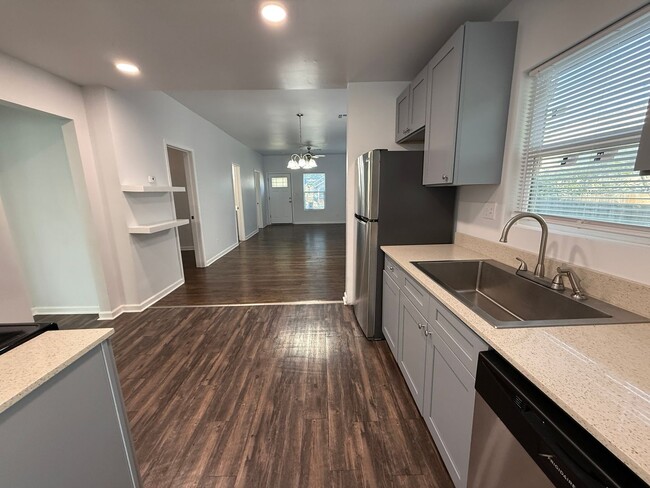 Building Photo - Gorgeous 3 bedroom 2 bathroom home