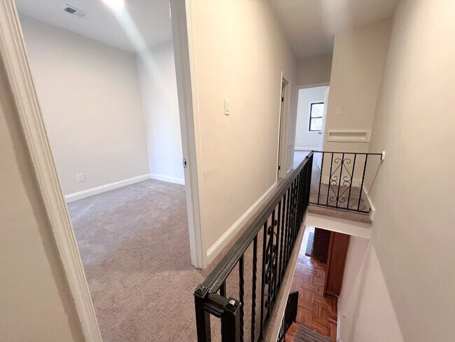 Building Photo - 419 S 17th St