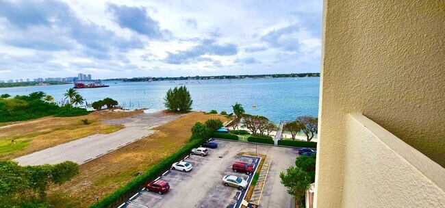 Building Photo - 5600 N Flagler Dr