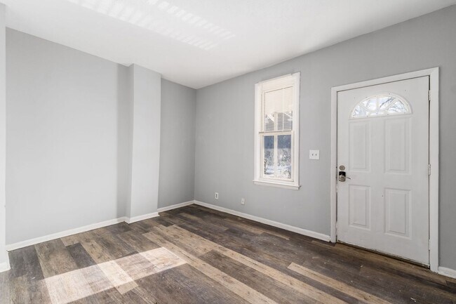 Building Photo - Freshly Updated Townhome Apartment!