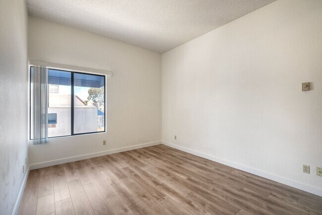 Building Photo - La Jolla Pines- Top Level 2 Bed/2 Ba Available Now!!