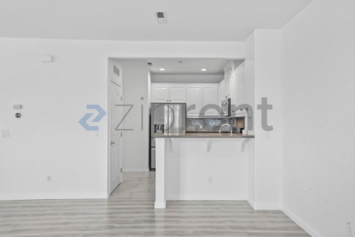 Building Photo - Unit