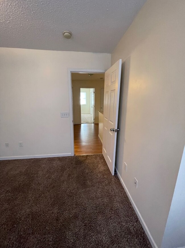 Building Photo - 2 Bdrm/1 Full & 2 Half Bath Condo ? Gray/J...