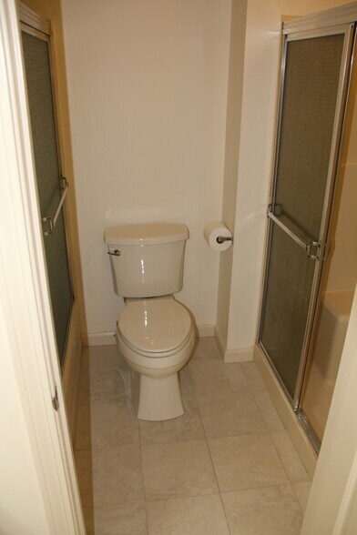 Full bathroom - 45 Tunxis Vlg
