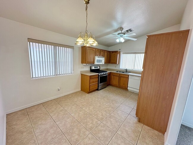 Building Photo - Great 3 Bedroom Home with Detached Garage!