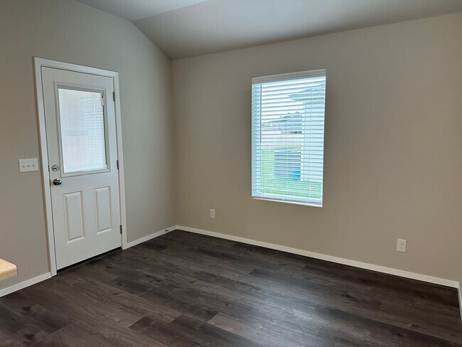 Building Photo - Brand-new 3 bedroom, 2 bath home located in historic Claremore