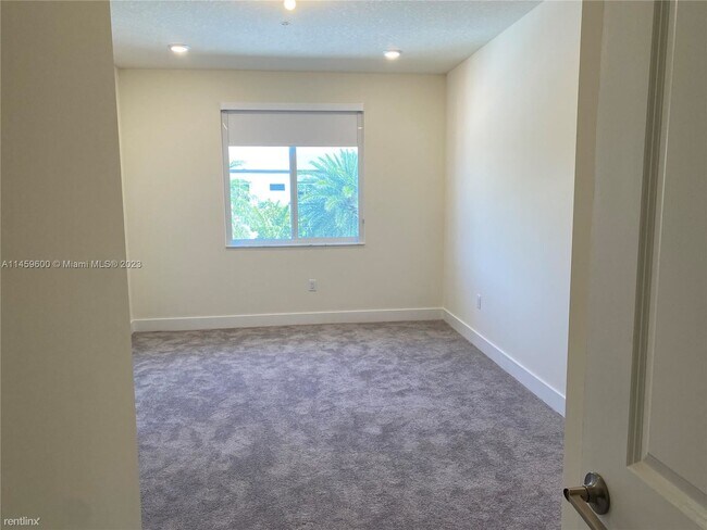 Building Photo - 3 br, 2.5 bath House - 10300 NW 66th St Ap...