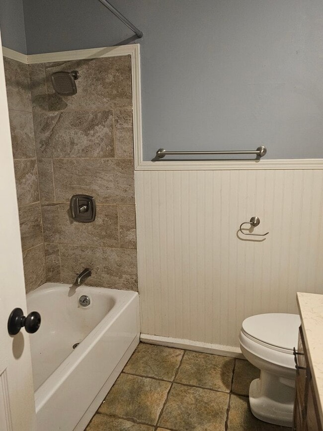 Building Photo - 306 Elfen Glen St